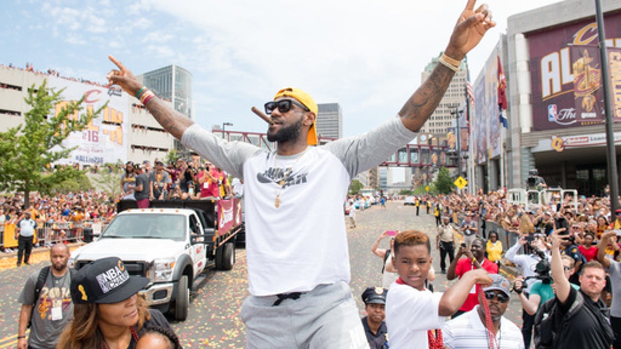 Crowd swarms Cleveland for Cavs title parade, rally